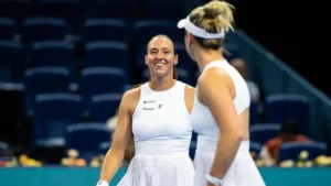 Luisa Stefani e Dabrowski avançam à final do WTA 1000 de Pequim