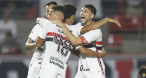 São Paulo encara Santos em jogo decisivo por Libertadores e distância do Z4
