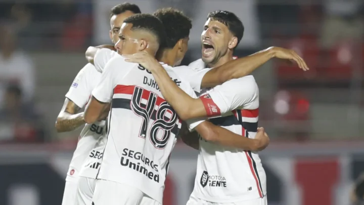São Paulo encara Santos em jogo decisivo por Libertadores e distância do Z4