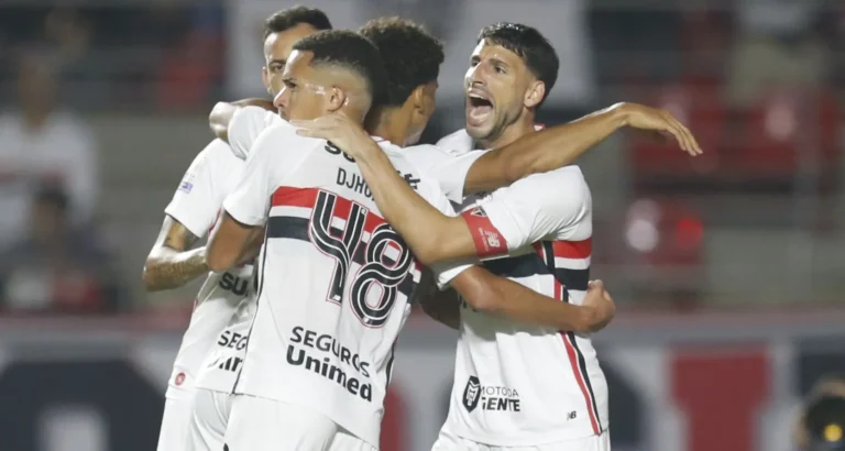 São Paulo encara Santos em jogo decisivo por Libertadores e distância do Z4