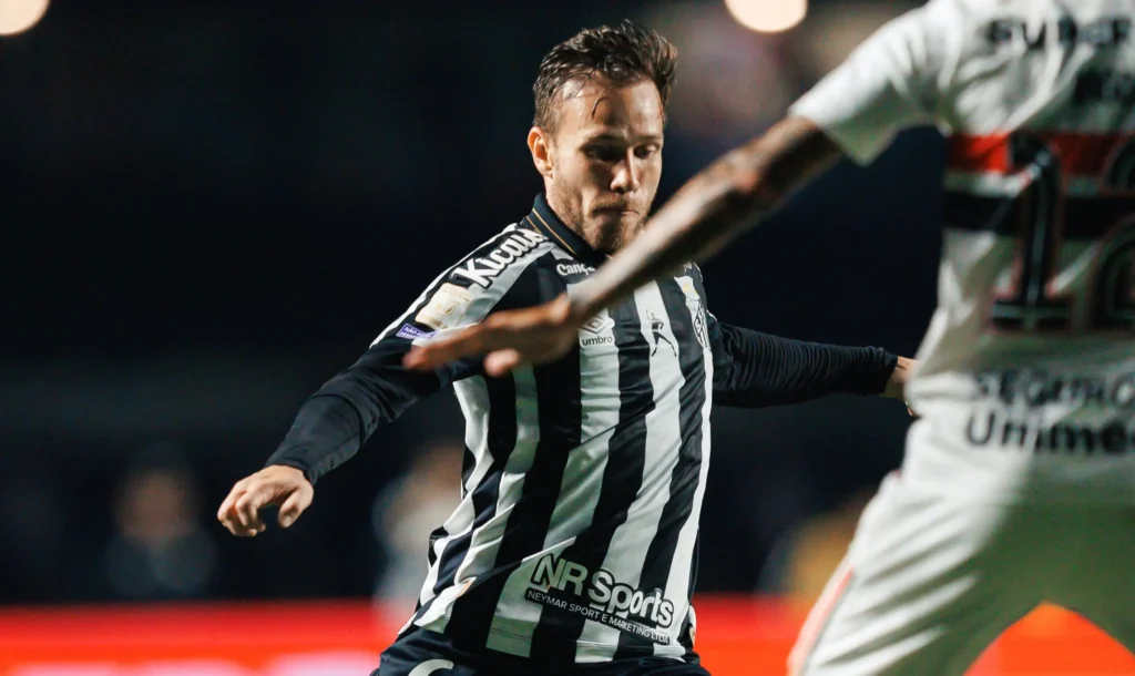 Arthur tem lesão na coxa confirmada e desfalca o Santos contra Flamengo e Atlético-MG