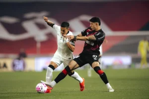 Athletico-PR e Atlético-MG empatam por 2 a 2 em jogo movimentado pelo Brasileirão