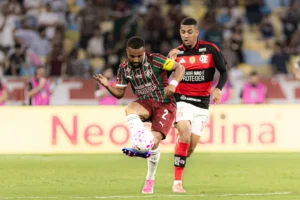Flamengo vence o Fluminense e permanece na liderança do Brasileirão