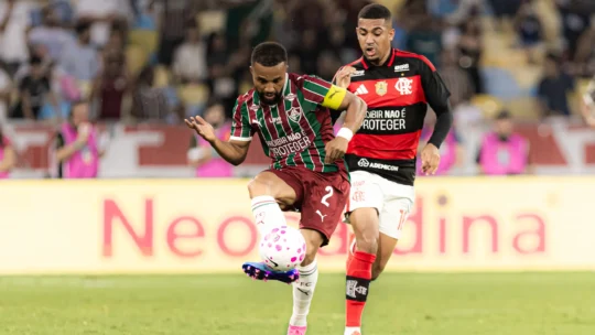Flamengo vence o Fluminense e permanece na liderança do Brasileirão