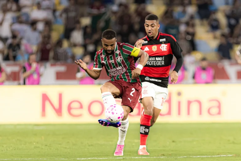 Flamengo vence o Fluminense e permanece na liderança do Brasileirão