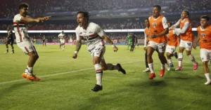 São Paulo vence o Vasco no Morumbis e se aproxima da parte de cima do Brasileirão