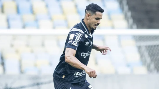 Lucas Veríssimo sofre lesão na coxa e pode desfalcar o Santos até o fim do Brasileirão
