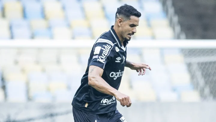 Lucas Veríssimo sofre lesão na coxa e pode desfalcar o Santos até o fim do Brasileirão