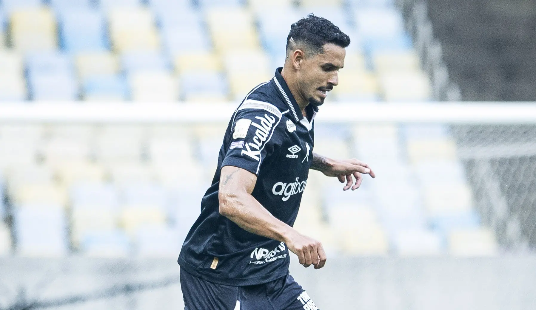 Lucas Veríssimo sofre lesão na coxa e pode desfalcar o Santos até o fim do Brasileirão