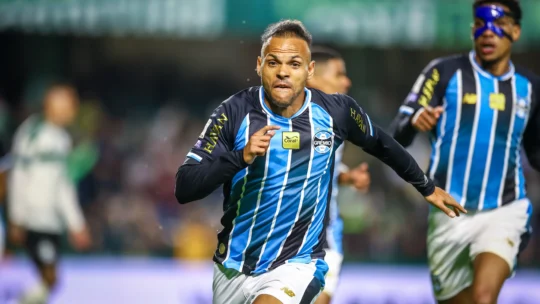 Braithwaite decide, Grêmio vence o Coritiba e mira reação contra o Athletico-PR