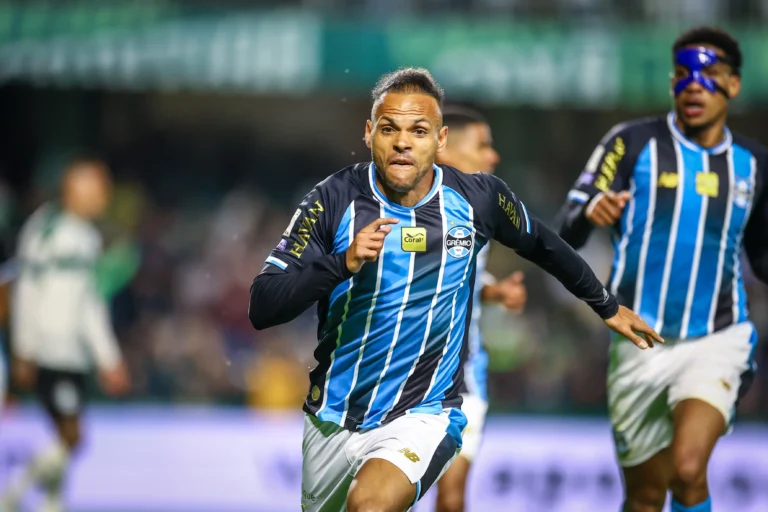 Braithwaite decide, Grêmio vence o Coritiba e mira reação contra o Athletico-PR