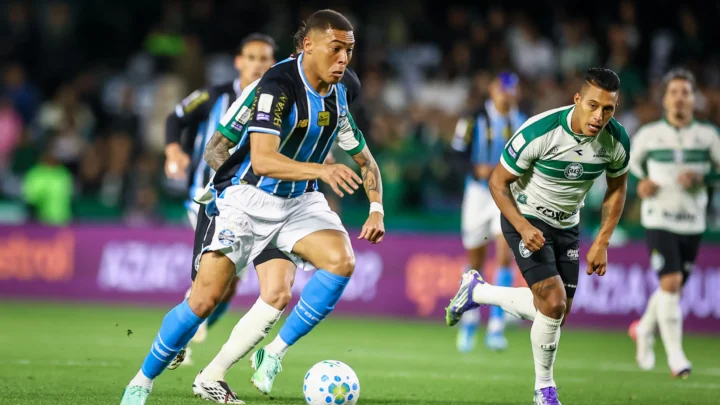 Grêmio vence o Coritiba no fim e deixa Corinthians no Z4 do Brasileirão