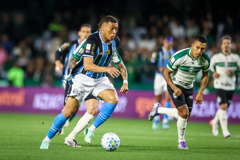 Grêmio vence o Coritiba no fim e deixa Corinthians no Z4 do Brasileirão