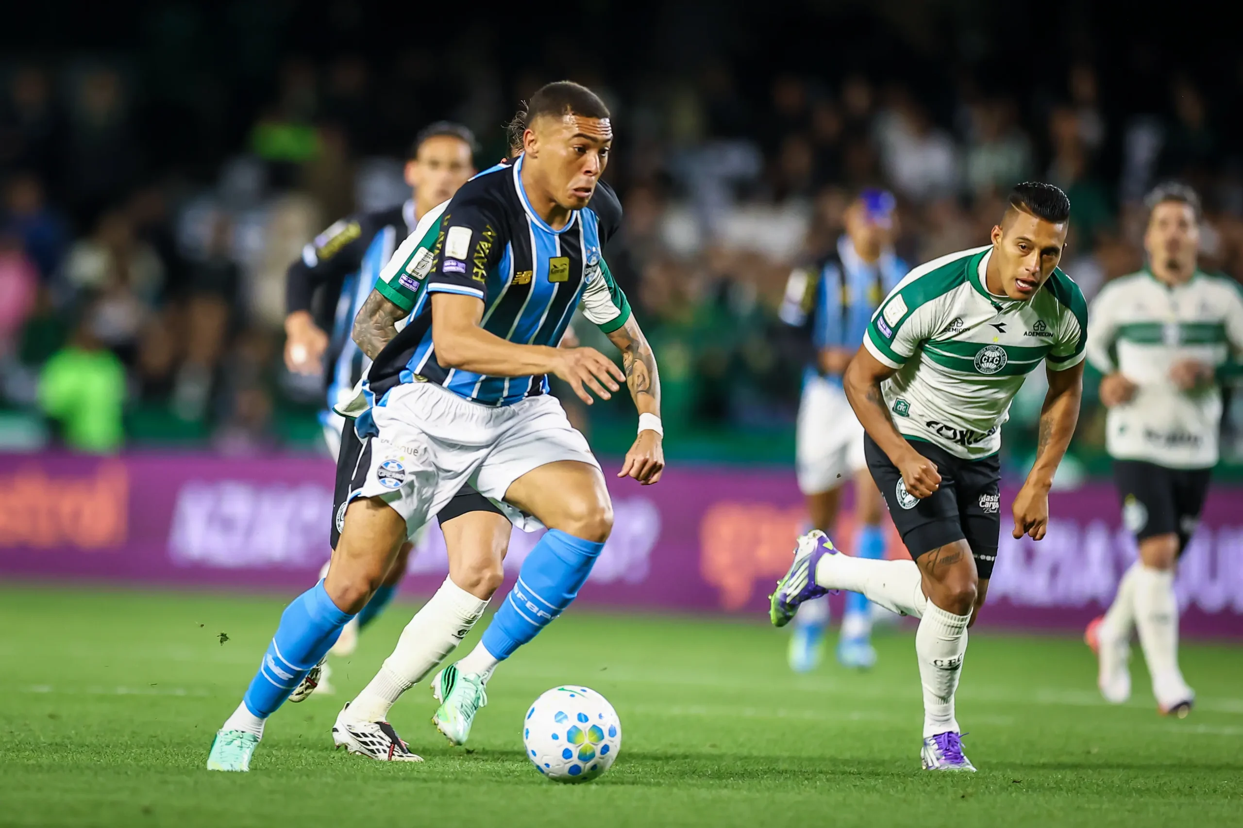 Grêmio vence o Coritiba no fim e deixa Corinthians no Z4 do Brasileirão
