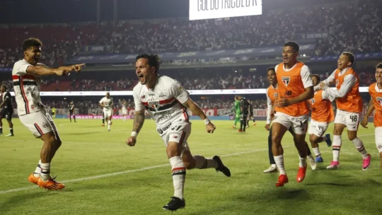 São Paulo vence o Vasco e sobe para a oitava posição no Brasileirão