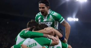 Betis vira sobre o Porto com assistência de Antony e mantém 100% na Champions