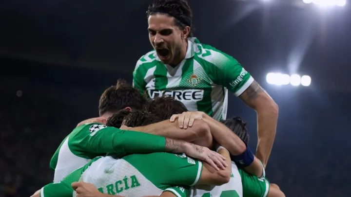 Betis vira sobre o Porto com assistência de Antony e mantém 100% na Champions