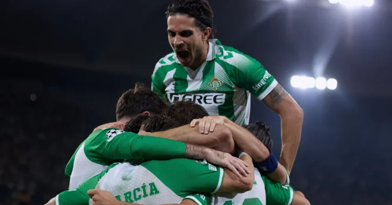 Betis vira sobre o Porto com assistência de Antony e mantém 100% na Champions