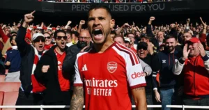 Bruno Guimarães marca, Arsenal vira sobre o Leeds e encosta na liderança
