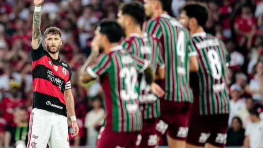 Flamengo vence o Fluminense e amplia liderança no Brasileirão