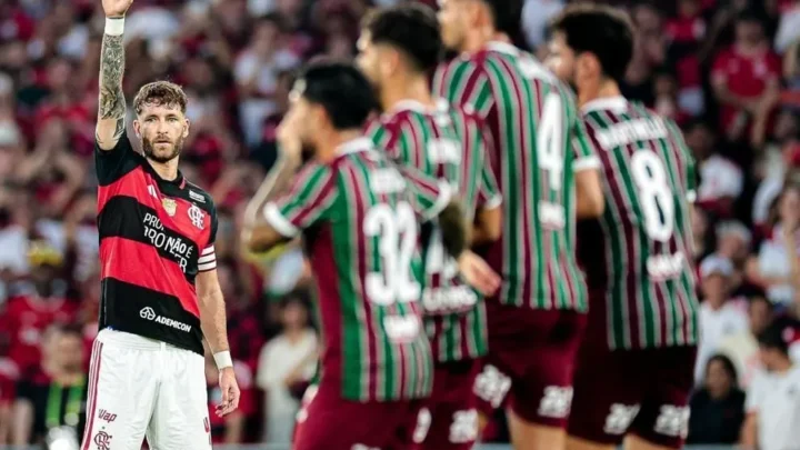 Flamengo vence o Fluminense e amplia liderança no Brasileirão