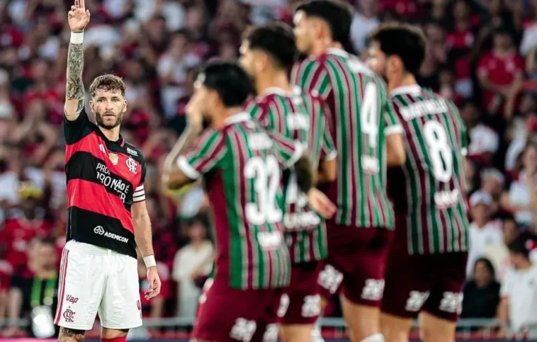 Flamengo vence o Fluminense e amplia liderança no Brasileirão