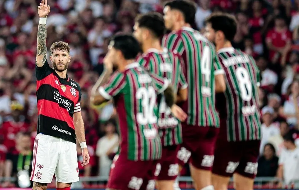 Flamengo vence o Fluminense e amplia liderança no Brasileirão