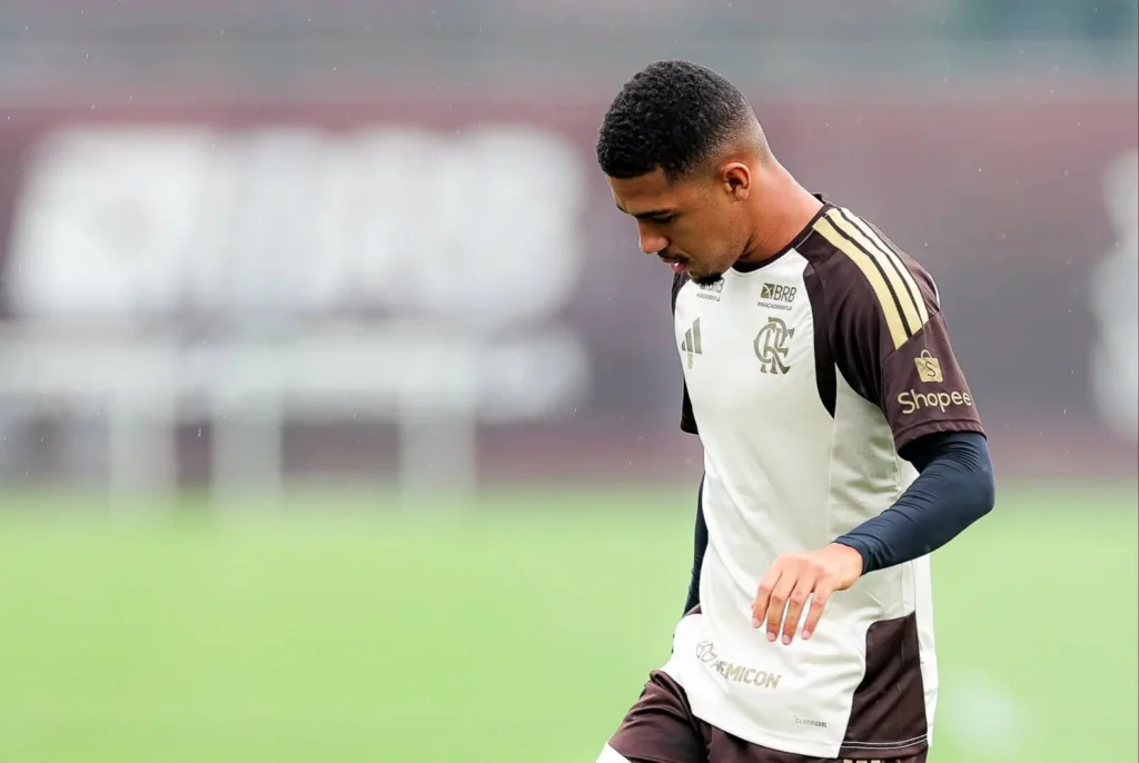 Flamengo relaciona Pedro e Samuel Lino, mas não terá Léo Ortiz contra o Santos