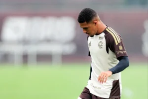 Flamengo relaciona Pedro e Samuel Lino, mas não terá Léo Ortiz contra o Santos