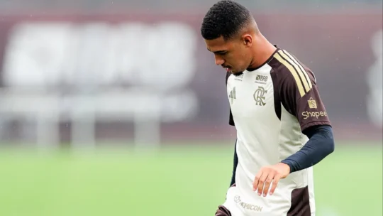 Flamengo relaciona Pedro e Samuel Lino, mas não terá Léo Ortiz contra o Santos