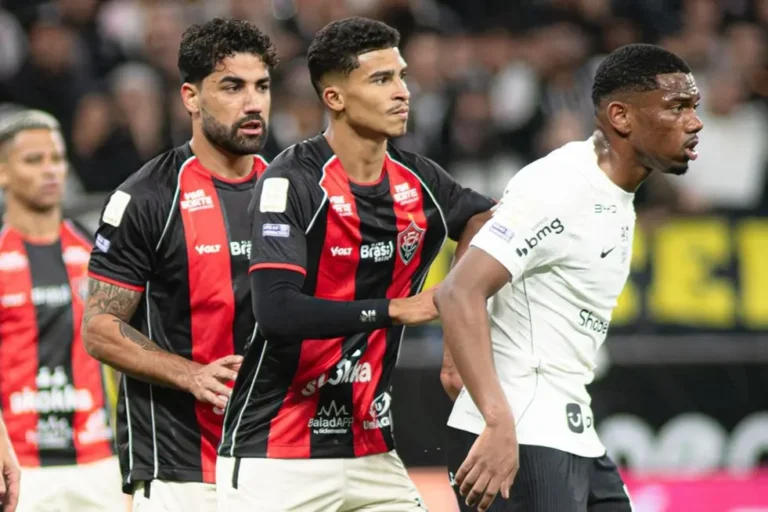 Lucas Arcanjo valoriza empate do Vitória com o Corinthians e defesa no fim