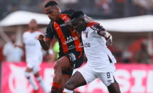 Athletico-PR empata com o Vitória e pode deixar o G4 do Brasileirão