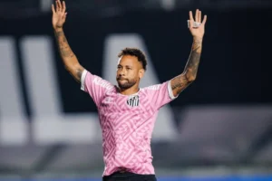 Neymar recebe terceiro cartão amarelo e desfalca o Santos contra o Palmeiras