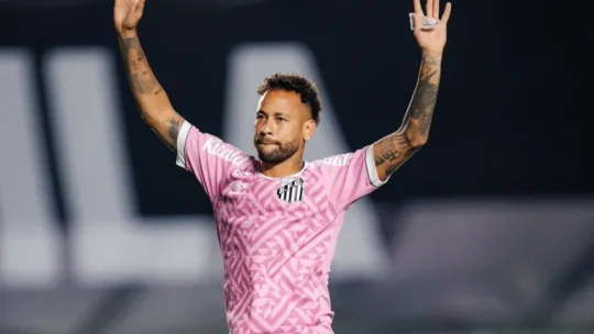 Neymar recebe terceiro cartão amarelo e desfalca o Santos contra o Palmeiras