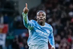 Manchester City goleia Liverpool e mantém campanha perfeita na Premier League