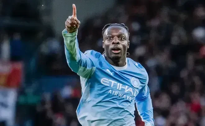 Manchester City goleia Liverpool e mantém campanha perfeita na Premier League