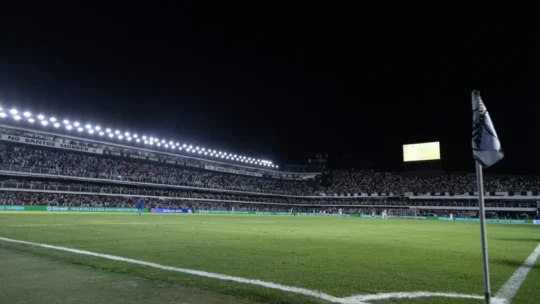 Santos e Flamengo se enfrentam em duelo entre equipes em alta no Brasileirão