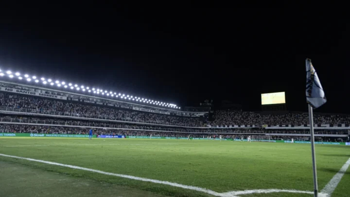 Santos e Flamengo se enfrentam em duelo entre equipes em alta no Brasileirão