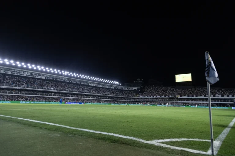 Santos e Flamengo se enfrentam em duelo entre equipes em alta no Brasileirão
