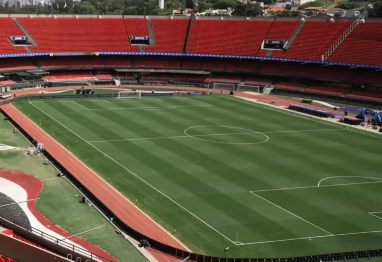 São Paulo repete escalação, e Corinthians promove retorno de Jhonson na final