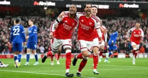 Arsenal vence Everton com gol de Gabriel Magalhães e empata com City