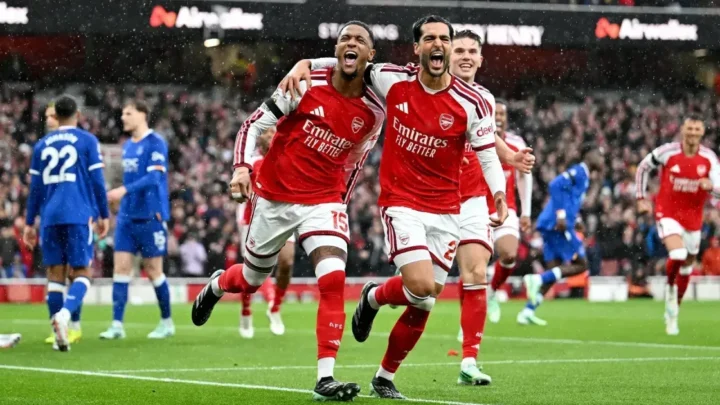 Arsenal vence Everton com gol de Gabriel Magalhães e empata com City