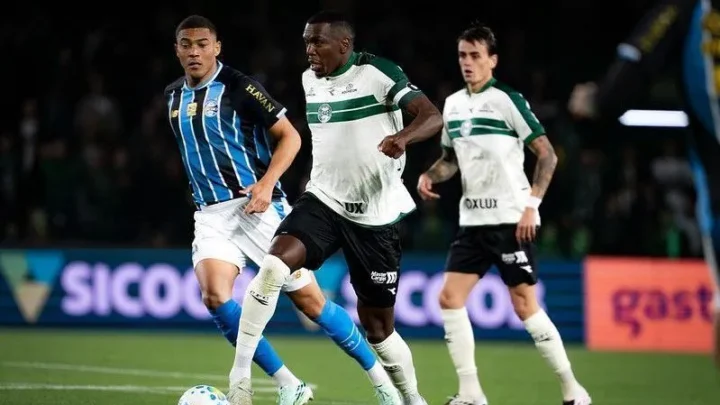 Grêmio vence o Coritiba no fim e respira na luta contra o rebaixamento