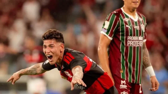 Flamengo vence o Fluminense e mantém liderança do Brasileirão
