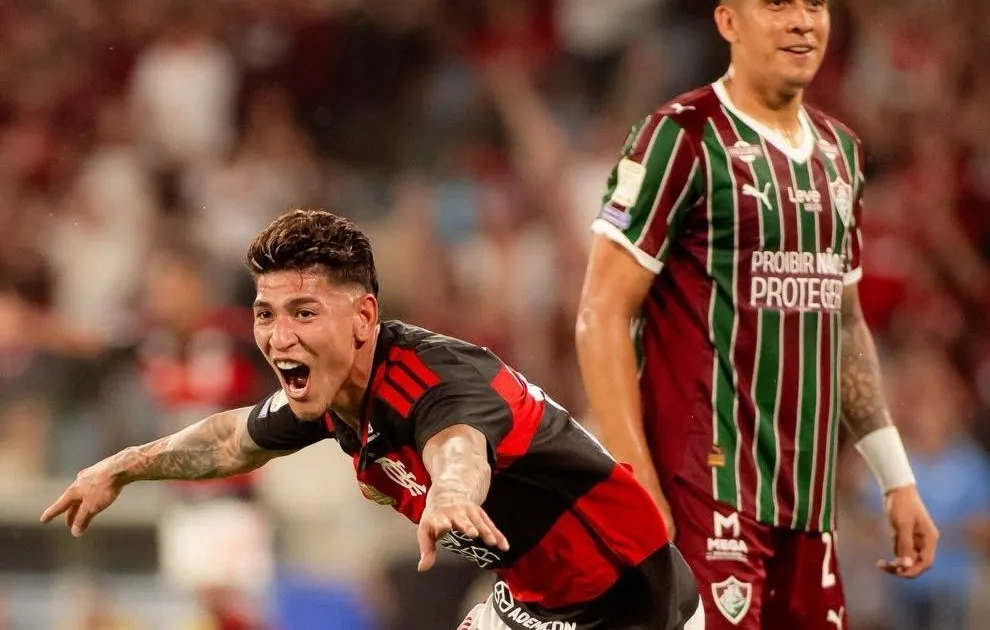 Flamengo vence o Fluminense e mantém liderança do Brasileirão