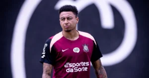 Lingard sofre fraturas nas costelas e desfalca o Corinthians