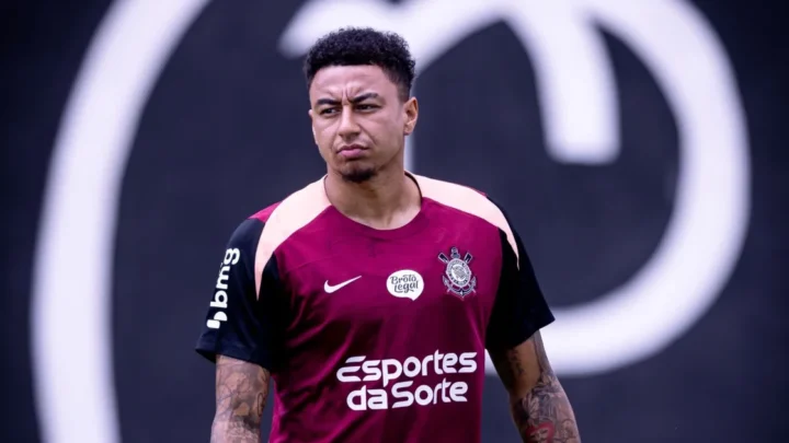 Lingard sofre fraturas nas costelas e desfalca o Corinthians