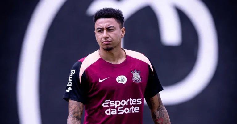 Lingard sofre fraturas nas costelas e desfalca o Corinthians