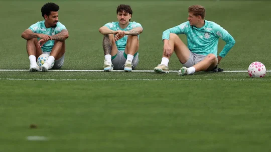 Vitor Roque treina com o elenco e pode reforçar o Palmeiras contra o Santos