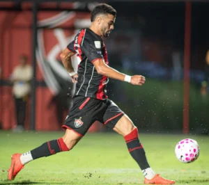 Lucas Silva projeta confronto direto do Vitória com o São Paulo após goleada